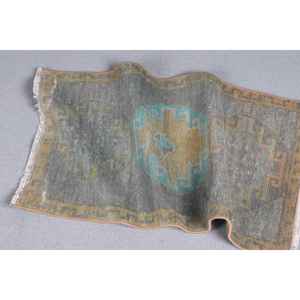 Tapis turc vintage 1,7x3 pieds, tapis en laine à bordures grises - Product Image 5