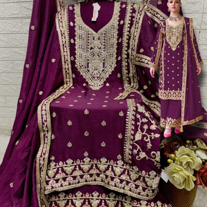 "Luxueux Hiver Shalwar Kameez: Broderie Chinon jumelé avec Dull Santoon intérieur pour un look d'hiver élégant" - Product Image 1