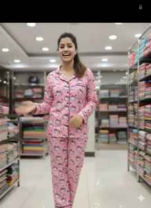 Ensemble pyjama 2 pièces luxueux et élégant pour femme en satin imprimé, col en V, respirant, haut à manches longues à boutons et pantalon avec passepoil contrastant - Product Image 3