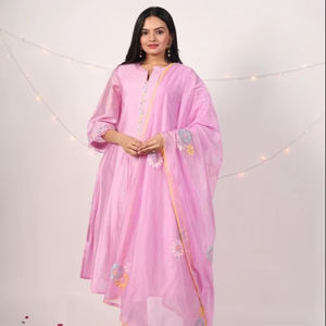 Vente en gros de chanderi viscose broderie Kurtis de travail avec pantalon intérieur en coton organza Dupatta ensemble de taille vêtements indiens et pakistanais - Product Image 1