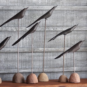 Statues d'oiseaux modernes en fer noir, figurines rustiques en métal, trois oiseaux sur pied, décoration minimaliste, base en pierre, fait main, écologique - Product Image 2