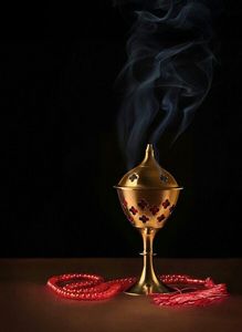 Quemador de Incienso de Latón para Templos y Salones de Oración que Ofrece un Aspecto Tradicional Auténtico y una Circulación de Humo Constante para el Culto - Product Image 3