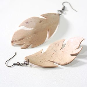 Coco Eco Brand Pendientes de madera de moda Accesorio de moda para amantes de la joyería/Pendiente de concha de coco hecho a mano - Product Image 1