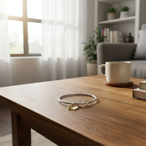 Brazalete de Plata con Dijes de Corazón en Oro y Plata, Joyería Minimalista y Elegante - Product Image 3