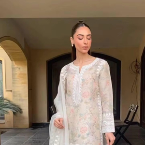 Salwar Kameez imprimé et brodé en organza tigré dernier modèle avec tenue de soirée brodée Dupatta vente en gros de vêtements ethniques - Product Image 1