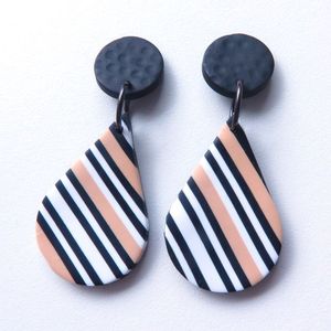 Meilleures Boucles d'Oreilles Créoles Tendance Fantaisie en Forme de Fleur, en Résine Acrylique Rouge, Design Élégant pour Femme, Bijoux de Fête, Anniversaire pour Femme - Product Image 5