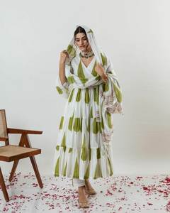 Vêtements kurtis indiens pakistanais en viscose de soie georgette imprimés pour femmes motifs élégants d'Inde pour - Product Image 5