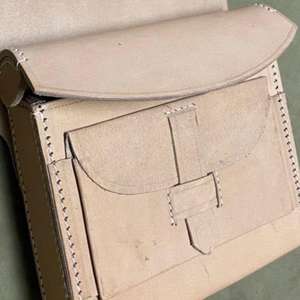 Ceci est une pochette en cuir ordinaire ou un petit sac avec une rabat avant et une fermeture à bouton en laiton. - Product Image 6