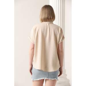 Chemisiers et chemises pour femmes Topshow avec poche fleurie en pierre – Vente en gros - Product Image 1