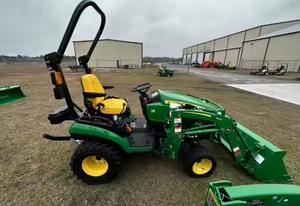 Tractor John Deere 1025R de 24 HP HST Usado y Nuevo con Cargador y Pala en Venta - Product Image 4