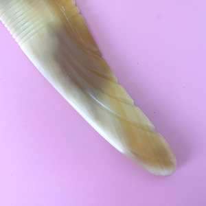 Peine para el cabello hecho a mano de cuerno de búfalo natural pulido, de dientes anchos, antiestático y desenredante para cabello grueso, rizado y largo - Product Image 4