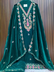 Ensemble de vêtements d'hiver en velours lourd Tissu avec fil Dupatta Travail et broderie à la main sur le cou Quarter Sleeves wholesale unstitch - Product Image 3