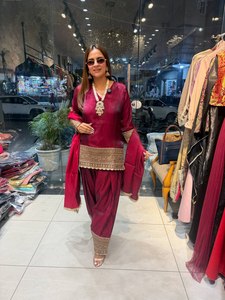 Compre un llamativo conjunto de 3 piezas de salwar kameez de seda pura, completamente cosido y listo para usar, con dupatta, a precio de mayoreo. - Product Image 2