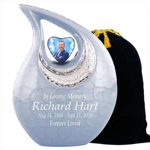 Urna de cremación en forma de lágrima funeraria decorativa para cenizas conmemorativas de adultos con lavado dorado Diseño de foto personalizado de la India - Product Image 4