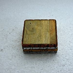 Dessous de verre carrés en bois avec écorce d'arbre Tapis Produit fait à la main de haute qualité - Product Image 1