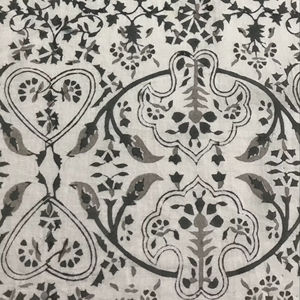 Tela de Algodón Estampada a Mano con Motivo Floral Mughal en Base Natural - Product Image 3