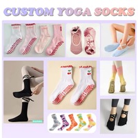 Chaussettes de sport antidérapantes colorées OEM, respirantes, pour fitness, yoga, pilates, tricotées, montantes, avec lettres tendance, pour l'automne et le sport