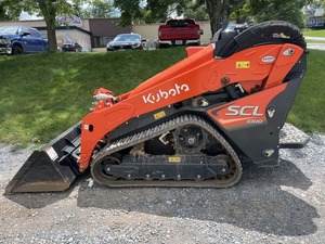 Chargeuse compacte Kubota SCL1000 2023 avec godet frontal, capacité de charge nominale de 1 tonne, pompe hydraulique pour usage agricole et de construction - Product Image 6