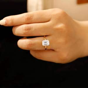 Anillo de Compromiso de Plata de Ley 925 Chapado en Oro de 14k con Moissanita Corte Esmeralda para Mujer, Anillo Solitario para Boda y Ocasiones Especiales - Product Image 4