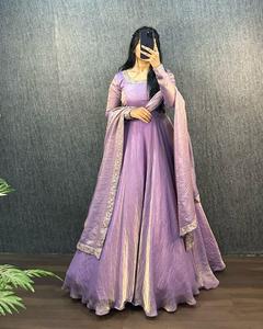 Vestido Anarkali Lila ligero de lujo Vestido exclusivo de Bollywood Georgette con Dupatta y bordado para boda y fiesta Moda - Product Image 2
