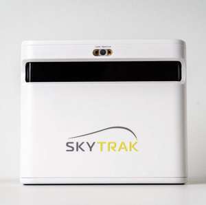 Moniteur de lancement et simulateur de golf SkyTrak+ étanche, le plus vendu, avec connectivité sans fil/WiFi et 51 à 100 stades virtuels - Product Image 1