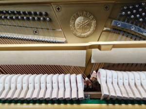 Piano droit Yamaha UX2 noir pour musiciens professionnels, d'occasion, fabriqué au Japon, en bois massif, 88 touches, UX UX1 UX2 4226851 - Product Image 3