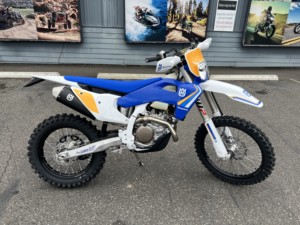 รถมอเตอร์ไซค์ Enduro Heritages รุ่น FE 450 ปี 2025 สำหรับการประมูล-เสนอราคา  มีสินค้าใหม่ในสต็อก กำลังไฟ 1001-2000 วัตต์ ความเร็วสูงสุดมากกว่า 80 กม./ชม.  ชำระเงินดาวน์ - Product Image 3