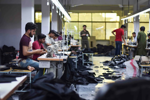 Vente chaude sweats à capuche d'hiver pour femmes à manches longues tricoté couleur unie brodé col à capuche fabriqué au Pakistan - Product Image 6