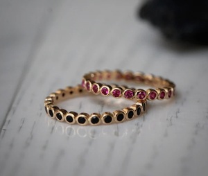 Anillo de eternidad retro relleno de oro de 14 quilates con piedras de ónix negro Anillo apilable de circonitas negras delicadas Anillo de oro negro moderno - Product Image 3