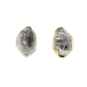 Pendientes de tuerca galvanizados de oro con piedra de nacimiento de abril de diamante Herkimer en bruto natural al por mayor para la India - Product Image 1
