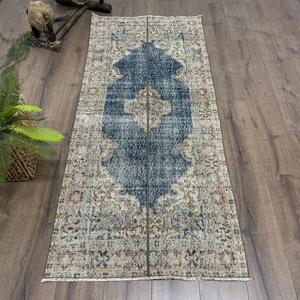 Alfombra Turca Vintage con Acentos Florales Azules, 2.8x6.6 pies, de Lana - Product Image 1