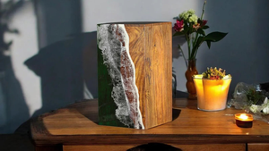 Urne funéraire en bois de rose de style américain artisanale avec incrustation de résine en forme de vague océanique, urne commémorative personnalisable pour les cendres humaines - Product Image 6