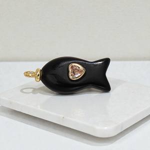Pendentif sculpté en onyx noir naturel en forme de poisson - Breloque sculptée à la main avec double incrustation de pierres - Bijoux DIY 2026 - Product Image 1