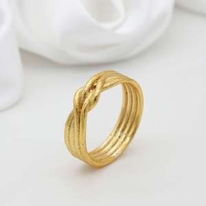 Bague en laiton plaqué or 18 carats, motif nœud délicat, texture minimaliste entrelacée, vente en gros pour femmes - Product Image 4