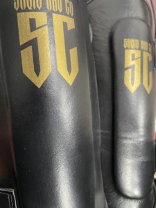 Protège-tibias professionnels en cuir PU noir, protège-pieds pour le kickboxing, la boxe thaïlandaise - Product Image 4