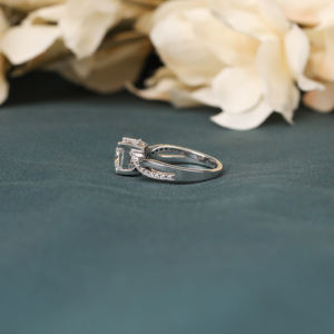 Lujoso anillo de compromiso de plata esterlina para mujer con corte princesa, Diamante cultivado en laboratorio y vástago redondo dividido certificado IGI - Product Image 2