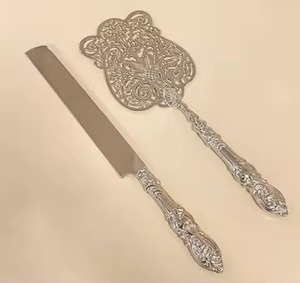 Ensemble couteau à gâteau et serveur en laiton brillant de designer pour ajouter une touche de luxe pour les fêtes et les événements - Product Image 4