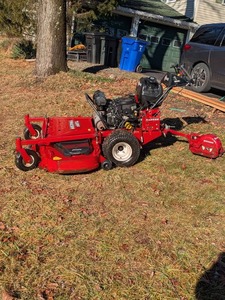 Tractor Cortacésped Exmark Rojo con Tracción en las 4 Ruedas, Motor Mitsubishi, Alta Productividad - Product Image 3