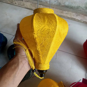 Linterna de seda vietnamita auténtica hecha a mano para Bodas de Año Nuevo Lunar celebraciones culturales y decoración de iluminación de jardín - Product Image 1