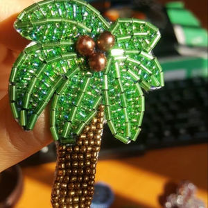 Broche de Gorro de Santa Claus con Cuentas, Perlas y Barba con Flecos, Accesorio Festivo de Navidad para Solapa, para Ropa, Regalos - Product Image 1