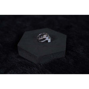 Silverings Anillo de Plata de Ley 925 con Gemas Allure, Anillo de Compromiso Moderno con Incrustaciones, Baño de Rodio, Joyería con Corte de Número para Enamorados - Product Image 3