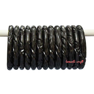 Bracelets en résine colorés faits à la main pour enfants et adultes idéaux pour les mariages, les fiançailles, les anniversaires et les occasions festives - Product Image 4