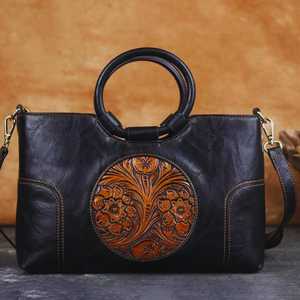 Bolso Bandolera Cruzado Ligero de Cuero Genuino Estilo Occidental con Tallado Floral Hecho a Mano para Mujer, Diseño Vintage y Elegante, Geométrico - Product Image 5