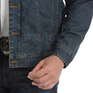 Veste en jean d'hiver durable aux lignes nettes avec logo en toile sur le devant, design léger et confort de longue durée - Product Image 4