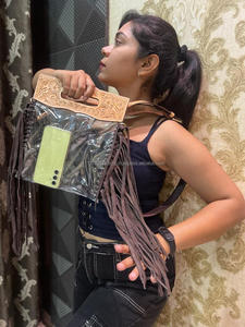 Nouveau sac de concert en cuir repoussé fait main de style occidental pour femme à la mode avec fermeture à glissière conception unique de poignée supérieure de stade clair - Product Image 2