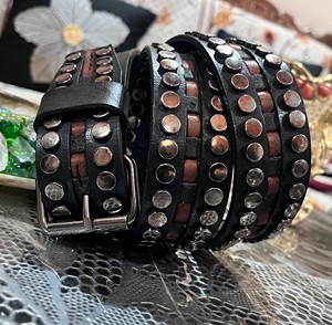 Ceinture en cuir véritable cloutée pour homme 100% avec accent tissé - Product Image 2