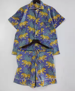 Ensemble pyjama pour femmes en pur coton de qualité supérieure Chemise à manches longues Boxer avec bouton de décoration Boîte cadeau de style vintage incluse - Product Image 1