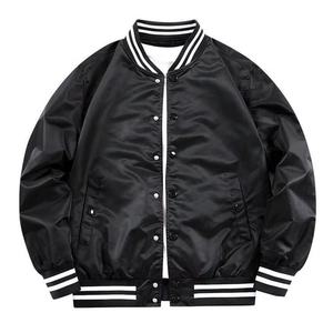 เสื้อแจ็คเก็ตเบสบอลผู้ชายผ้าไหมซาตินปักลายคุณภาพสูง แบบสั่งทำพิเศษ กันลมสำหรับกิจกรรมกลางแจ้ง เป็นมิตรกับสิ่งแวดล้อม ดีไซน์ใหม่แบบปะติดตัวอักษร - Product Image 2