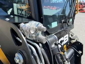 2025 JCB 215 Skid Steer Puissance compacte avec polyvalence maximale - Product Image 4