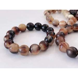 Bracelet en corne de vache de buffle écologique fabriqué à la main avec des perles brunes blanches polies Cadeau de style moderne pour toute occasion - Product Image 2